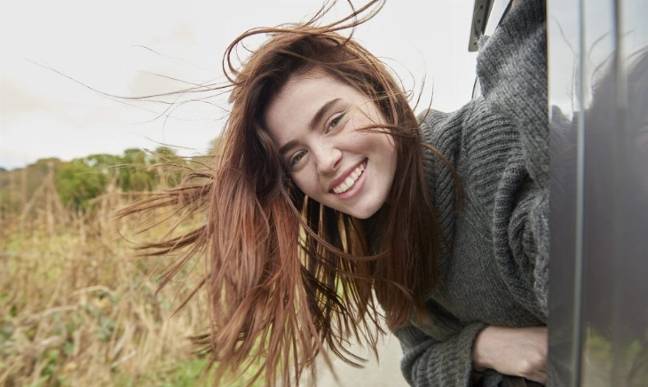 Mujer sin filtros de belleza que arruinan la autioestima