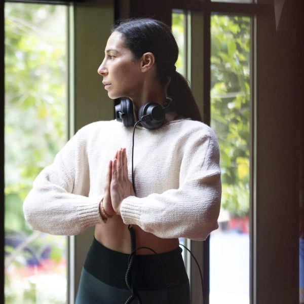 Katy Sainz, DJ y profesora de yoga, defiende la armonía entre yoga y religión