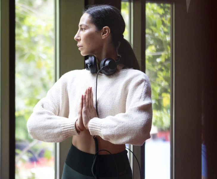 Katy Sainz, DJ y profesora de yoga, defiende la armonía entre yoga y religión