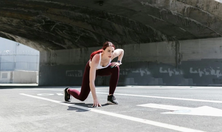 Bunny hops: el ejercicio para fortalecer piernas en casa que también puede hacerse en el exterior