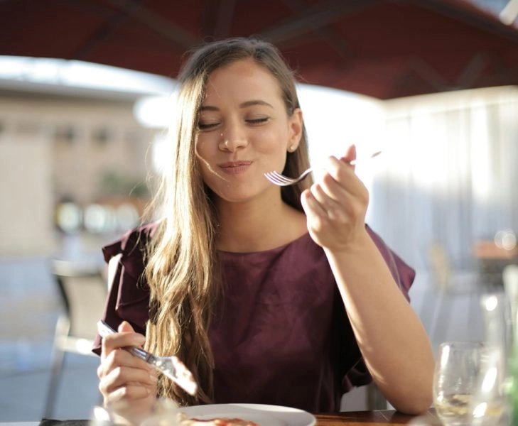 inulina-fibra-prebiotica Mujer come alimentos con inulina que quita el hambre