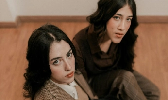 tres chicas pensativas hablando sobre pensamientos que no quieren tener