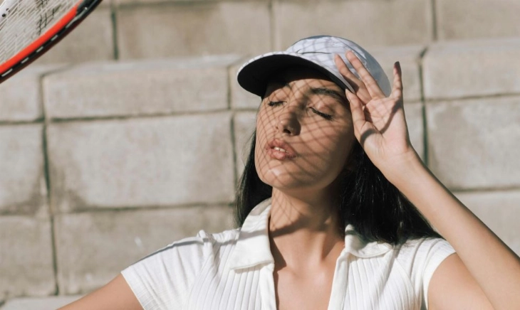 Mujer muestra cómo afecta el deporte al rostro