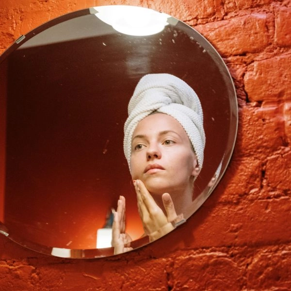 mujer aplicando sérum con cobre, alternativa al retinol para piel sensible