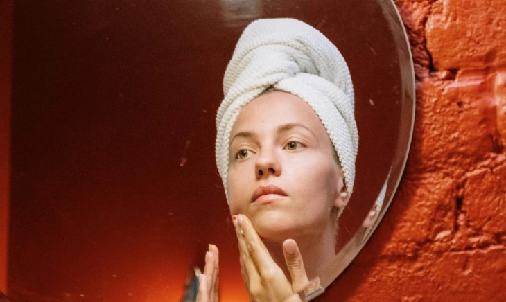 mujer aplicando sérum con cobre, alternativa al retinol para piel sensible