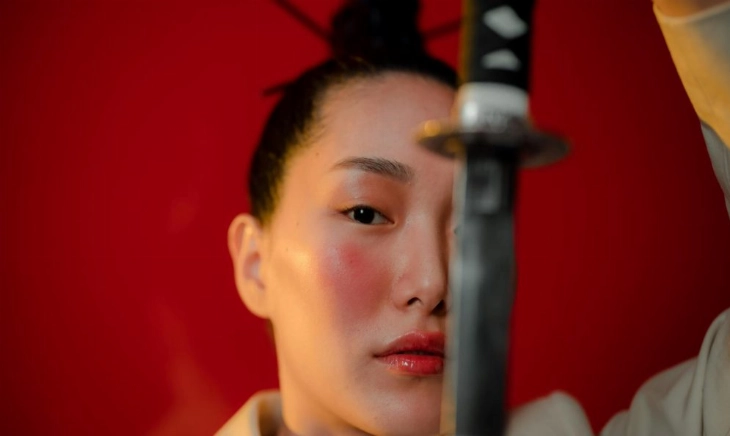 Mujer coreana con piel perfecta porque usa crema con espículas