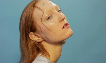 Mujer con riesgos por el glass skin