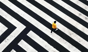 persona cruzando un paso de cebra, metáfora visual de confiar en la intuición al tomar decisiones