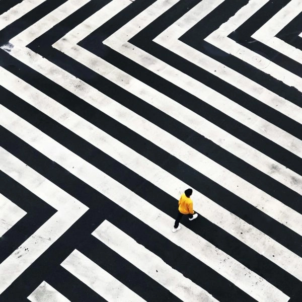 persona cruzando un paso de cebra, metáfora visual de confiar en la intuición al tomar decisiones