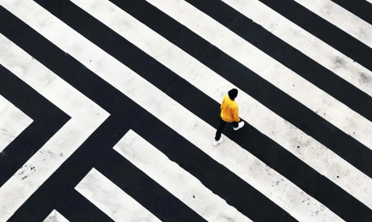persona cruzando un paso de cebra, metáfora visual de confiar en la intuición al tomar decisiones