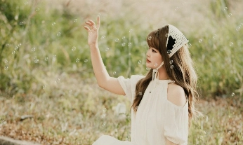 Joven relajada para evitar que el cuerpo somatiza el estrés