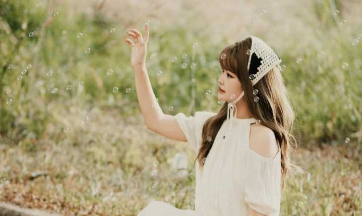 Joven relajada para evitar que el cuerpo somatiza el estrés