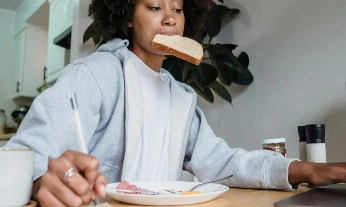 comer con prisas y multitarea dificulta la respiración y la digestión