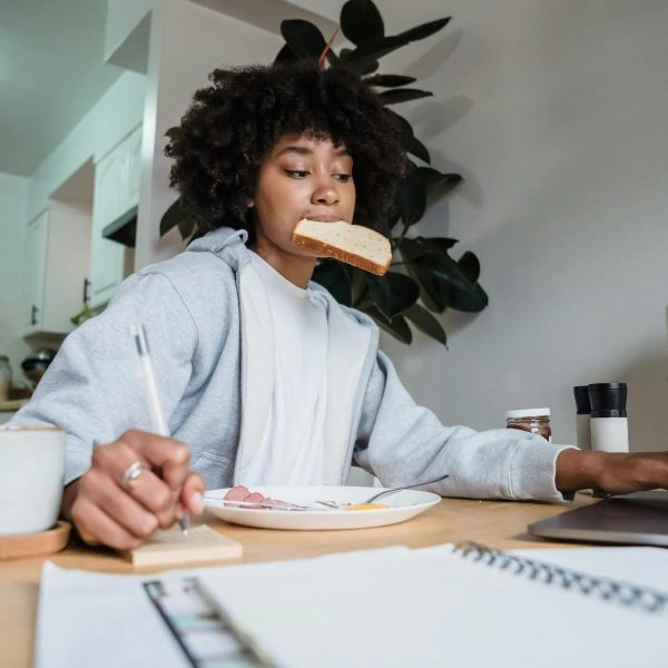 comer con prisas y multitarea dificulta la respiración y la digestión