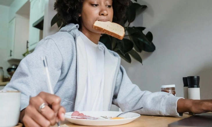 comer con prisas y multitarea dificulta la respiración y la digestión