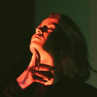 La gravedad no perdona, pero la ciencia tampoco se rinde. Entre una y otra, hay mujeres que eligen sostenerse con cabeza, humor y algo más que colágeno. Foto: Nikolina / Pexels