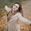 Mujer disfrutando del sol sin protección solar en otoño