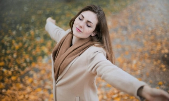 protección solar en otoño Mujer disfrutando del sol sin protección solar en otoño