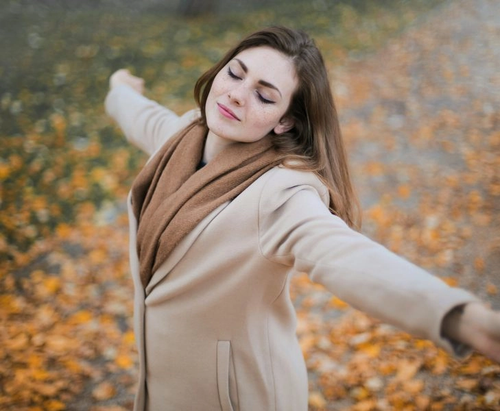 protección solar en otoño Mujer disfrutando del sol sin protección solar en otoño