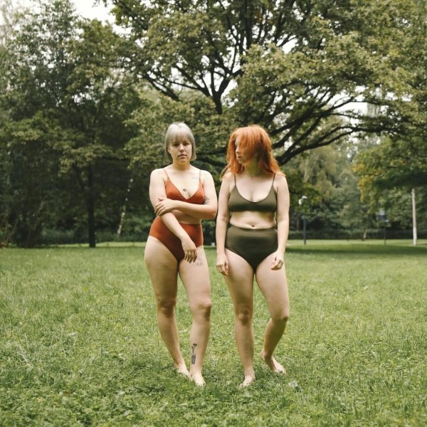 mujeres mostrando piernas con celulitis resistente, asociada a insulina desregulada