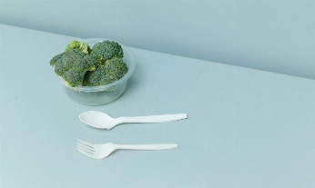 pexels-polina-tankilevitch-5719907 Bol con brócoli y cubiertos sobre una mesa minimalista, imagen asociada al fenómeno Skinni Societé