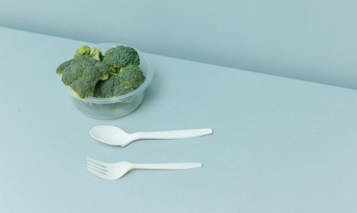 Bol con brócoli y cubiertos sobre una mesa minimalista, imagen asociada al fenómeno Skinni Societé