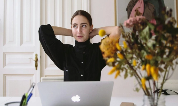Imagen de una profesional tomándose un respiro en su jornada: ejemplo real de cómo gestionar el tiempo para llegar a todo sin agotarse