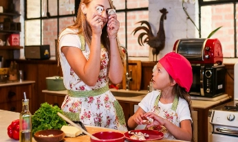 Preparando pizza casera con aceite filtrado en vez de sin filtrar en una cocina familiar