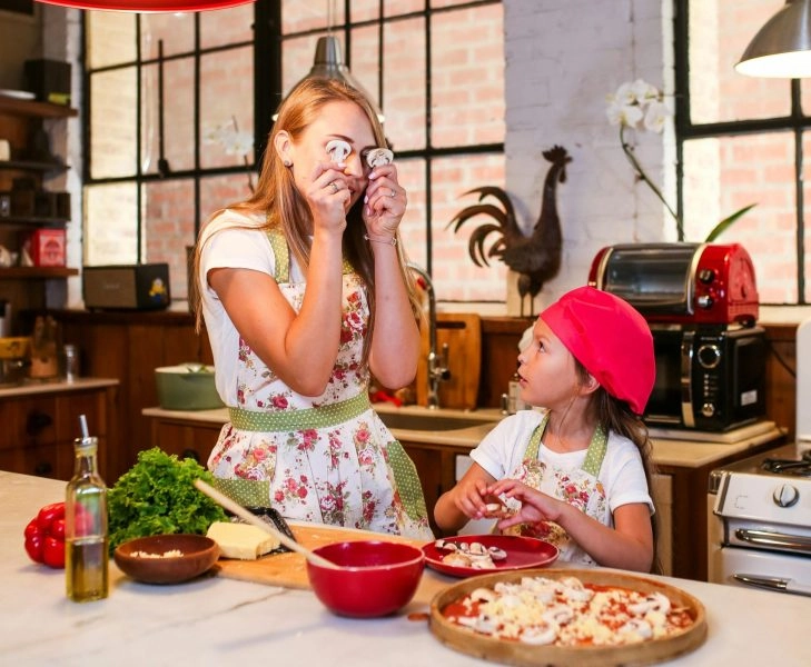 Preparando pizza casera con aceite filtrado en vez de sin filtrar en una cocina familiar
