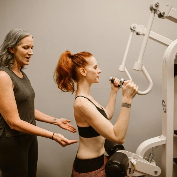 Mujeres entrenando fuerza para prevenir la pérdida muscular durante la menopausia y cuidar el corazón