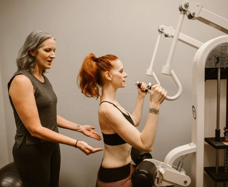 menopausia pérdida muscular Mujeres entrenando fuerza para prevenir la pérdida muscular durante la menopausia y cuidar el corazón