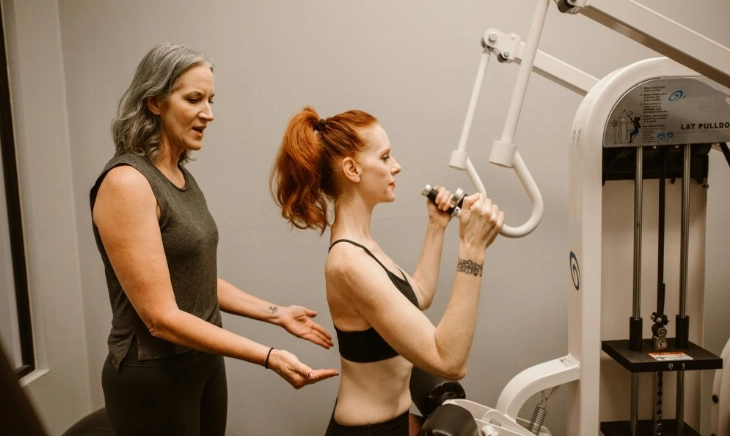 Mujeres entrenando fuerza para prevenir la pérdida muscular durante la menopausia y cuidar el corazón