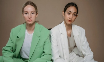 Dos mujeres descubren los beneficios del persón