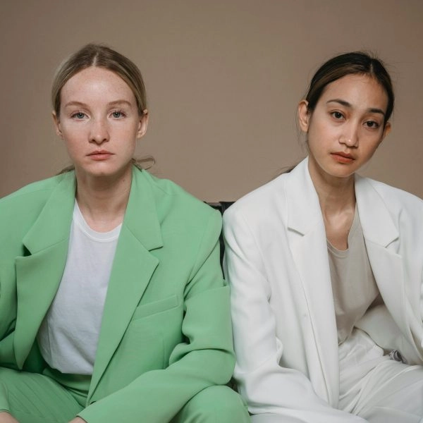 Dos mujeres descubren los beneficios del persón