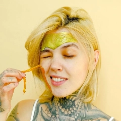 Entre mascarillas y tatuajes, cuidarse también puede ser un gesto de rebeldía. Foto: Shvetsa / Pexels