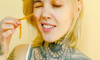 mujer con mascarilla facial y tatuajes como símbolo de autocuidado y libertad personal