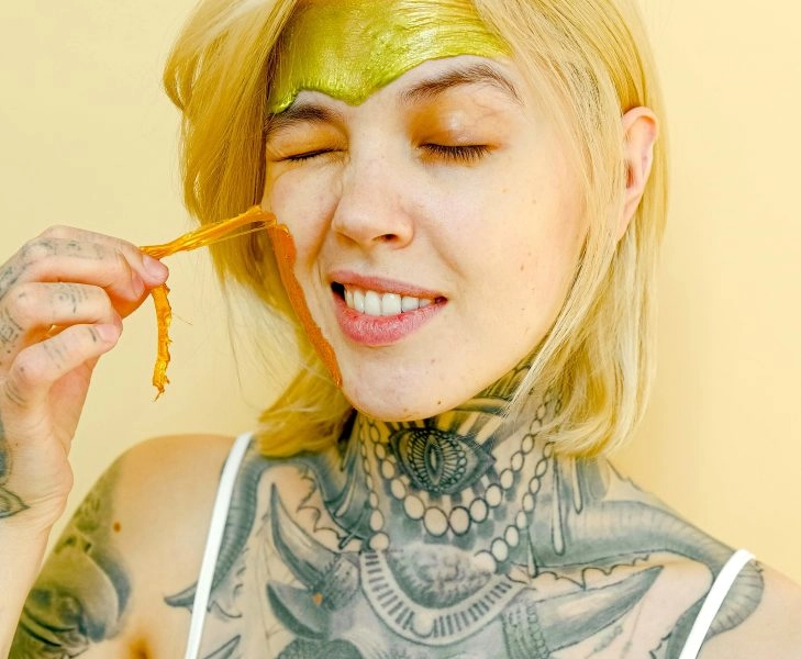 autocuidado habitacion propia mujer con mascarilla facial y tatuajes como símbolo de autocuidado y libertad personal