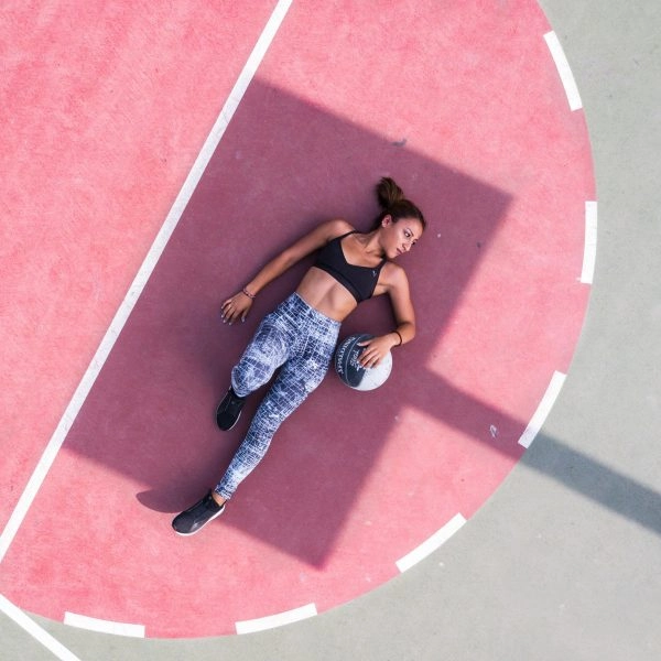 Mujer con excusas para no hacer deporte