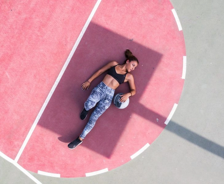 Mujer con excusas para no hacer deporte