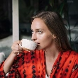 Mujer bebe té hojicha que no quita el sueño