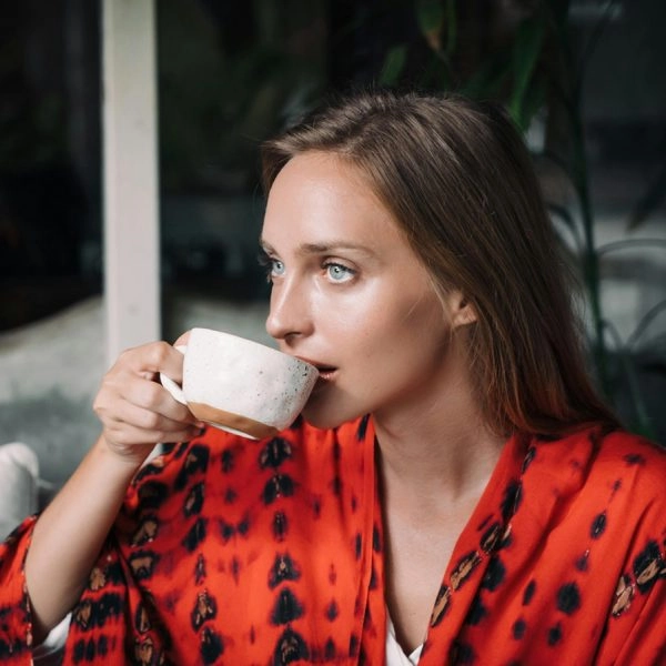 Mujer bebe té hojicha que no quita el sueño