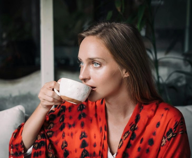 Mujer bebe té hojicha que no quita el sueño