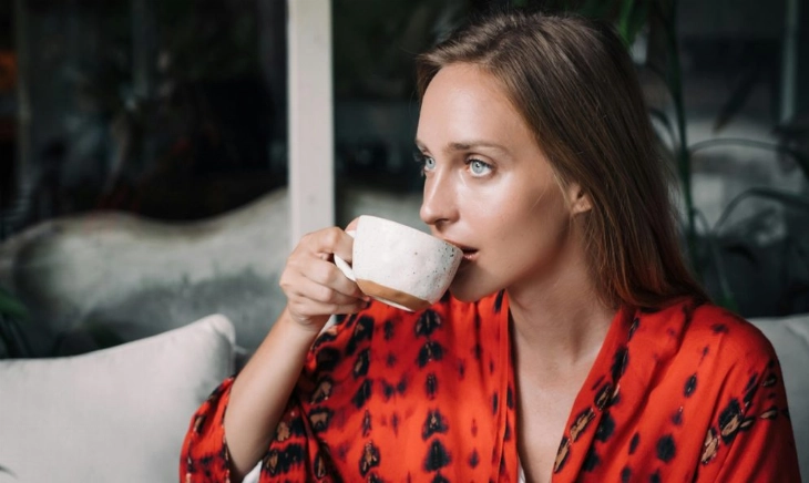 Mujer bebe té hojicha que no quita el sueño