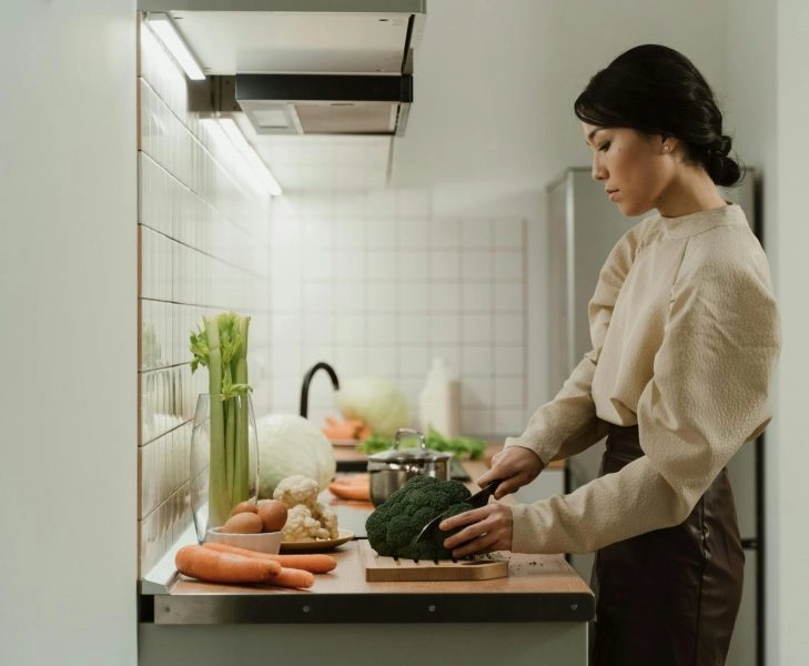 trucos alimentos brocoli Una mujer corta brócoli, un gran truco de cocina