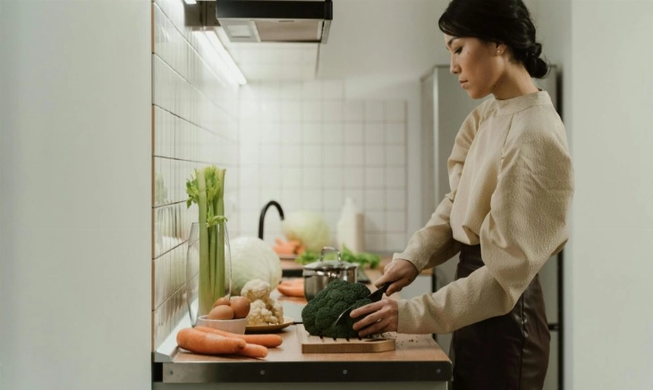 Una mujer corta brócoli, un gran truco de cocina