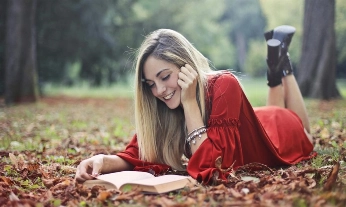 Mujer lee porque sabe cuánto tiempo exponerse al sol para vitamina D