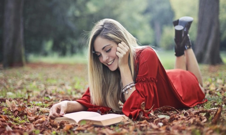 Mujer lee porque sabe cuánto tiempo exponerse al sol para vitamina D