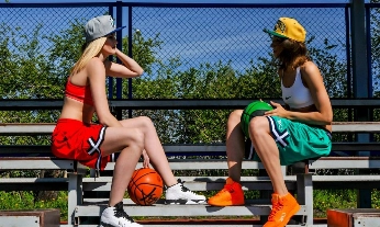 Dos mujeres descansas tras los microentrenamientos