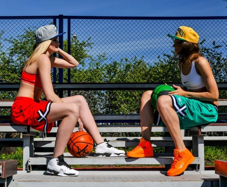 young-woman-3307267_1280 Dos mujeres descansas tras los microentrenamientos