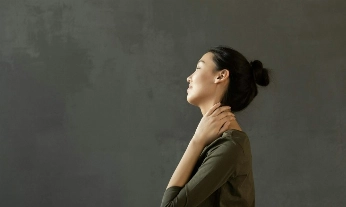 Mujer despierta con cansancio en la cama, reflejando cómo dormir poco aumenta el riesgo cardiovascular y acelera el envejecimiento del cuerpo